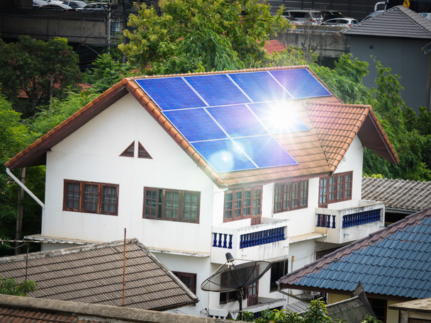 панель сонячних батарей, встановлена на верхньому даху
 - Фото, зображення