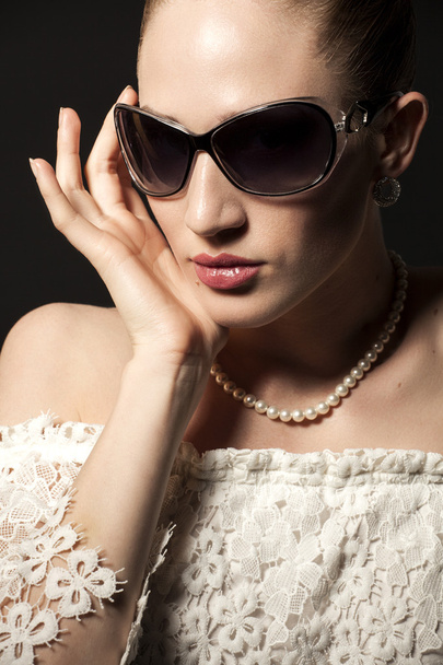 Portrait of Beautiful young woman in sunglasses on black backgro - Fotoğraf, Görsel