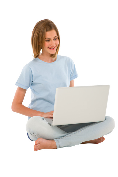 Nastolatka za pomocą laptopa - Zdjęcie, obraz