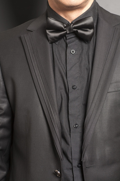 Hombre con traje negro y pajarita
 - Foto, imagen
