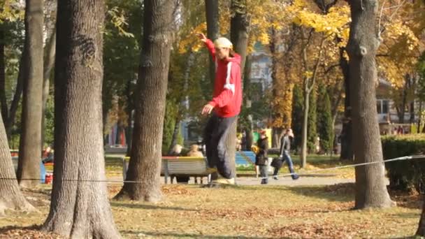 Street acrobat jumps - Footage, Video