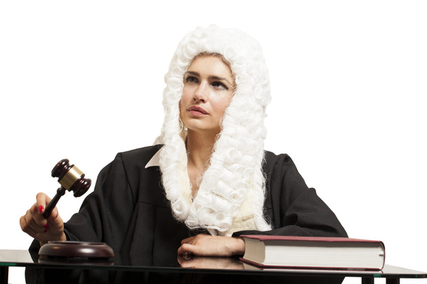 Kadın yargıç bir peruk ve yargıç tokmak ile siyah manto giyiyor ve - Fotoğraf, Görsel