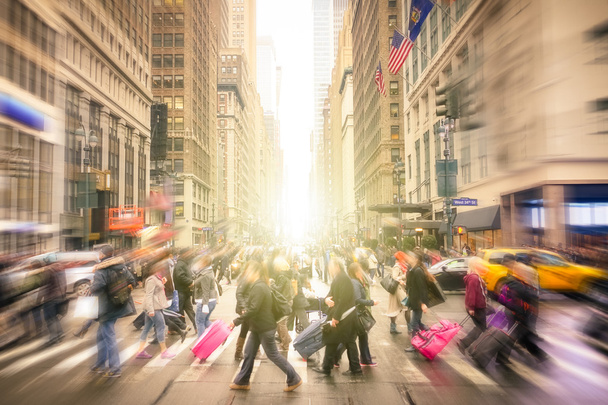 Lidí, kteří jdou na 7 th av. a th 34 západ křižovatce v Manhattanu před západem slunce - přeplněných ulicích New York City na špičce v městské obchodní oblasti - Radiální rozostření složení se zaměřením na pozadí - Fotografie, Obrázek
