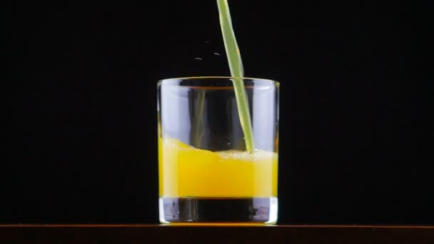 Ağır çekimde bardakta portakal suyu tozu dökme - Video, Çekim