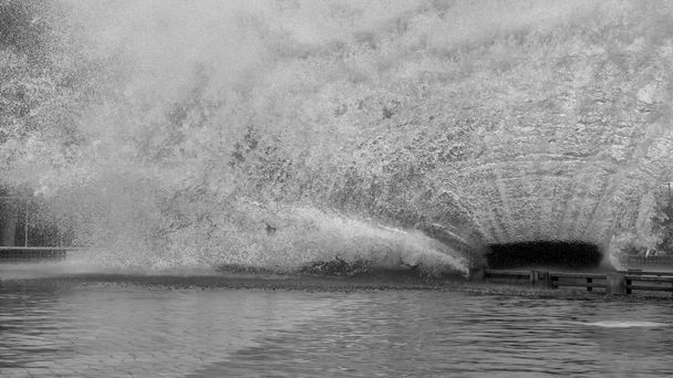 черно-белая фотография Super Splash at Dream World
  - Фото, изображение