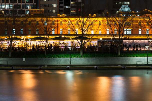 Perto do rio Yarra em Melbourne à noite
 - Foto, Imagem