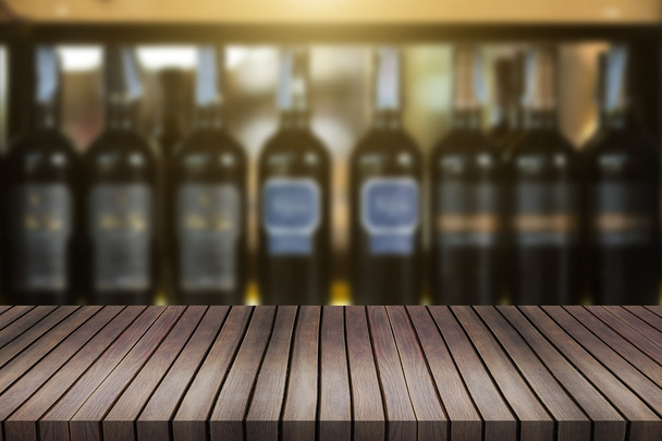 Mesa de madera y vino Botella de licor en estante Fondo borroso ca
 - Foto, imagen