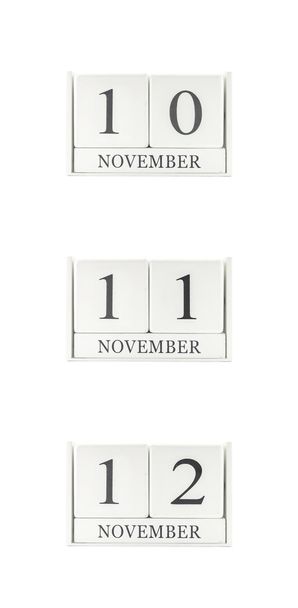 Nahaufnahme Gruppe von weißen Holzkalender mit schwarzen 10, 11, 12 November Wort, drei Datumskalender isoliert auf weißem Hintergrund - Foto, Bild