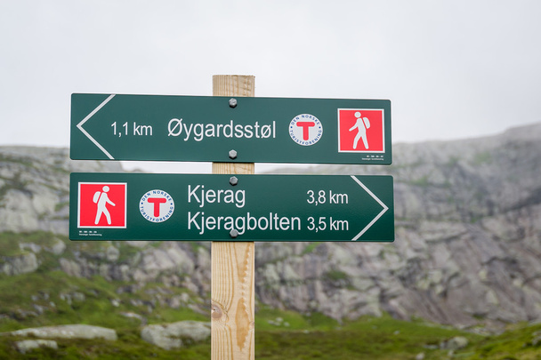 Hiking path touristic road sign to famous Kjerag stone. - Фото, изображение