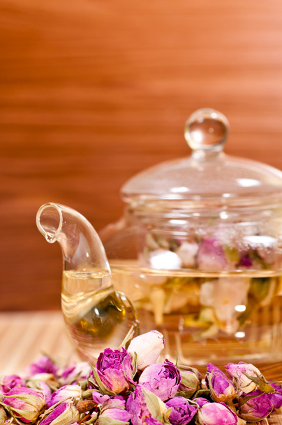 Różowa róża herbaty w garnku szkła z bliska - Zdjęcie, obraz
