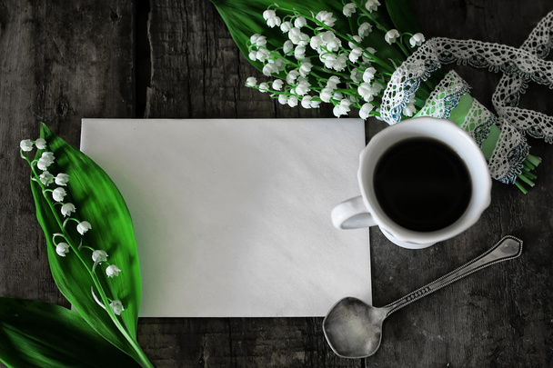 bouquet di gigli su sfondo di legno e caffè del mattino
 - Foto, immagini