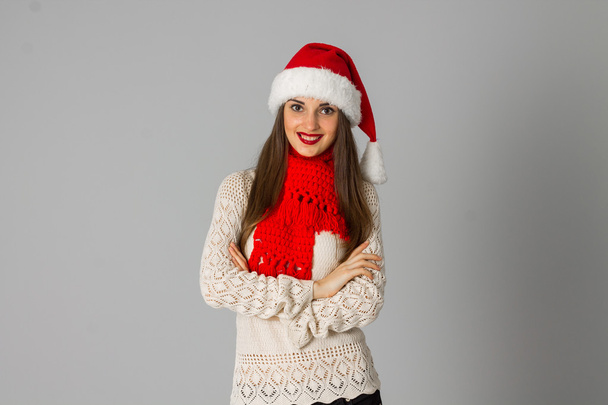 ragazza in cappello di Babbo Natale e sciarpa rossa
 - Foto, immagini