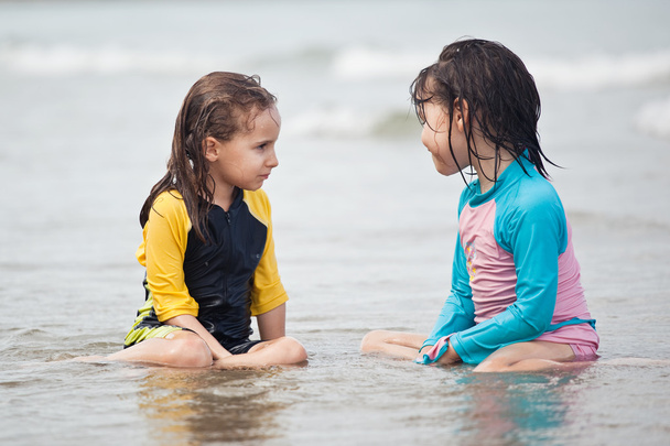 Kleine meisjes spelen op het strand - Foto, afbeelding