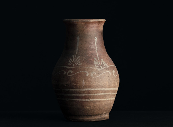 Stará hlína váza izolované na černém. Cesta zahrnuté - Fotografie, Obrázek