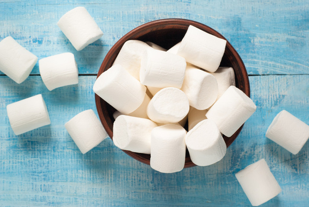 Bílé marshmallow v misce na modré - Fotografie, Obrázek