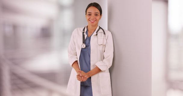 Мексиканські жінка лікар, стоячи в лікарні - Фото, зображення