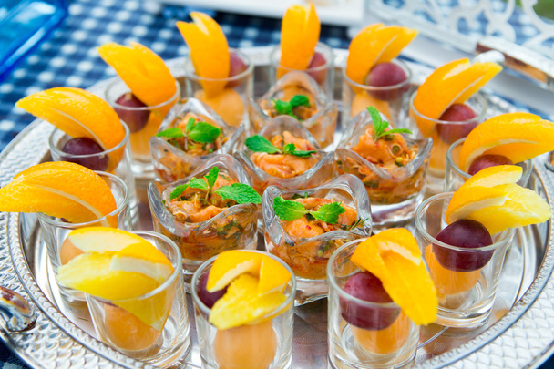 Boda naranja cóctel de fruta enlatada de ñame en la fiesta
 - Foto, Imagen