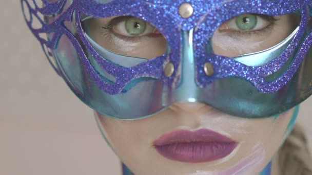 Green eyes look of the mysterious girl in venetian mask with winter art make up - Πλάνα, βίντεο