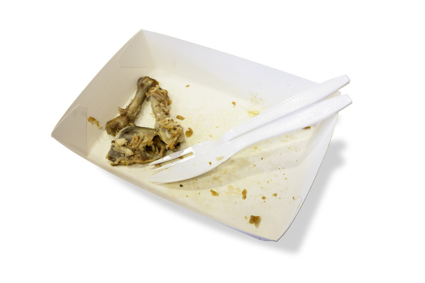 Muovisilla veitsillä ja haarukoilla varustettujen paperilevyjen elintarvikejätteet eristetään
 - Valokuva, kuva