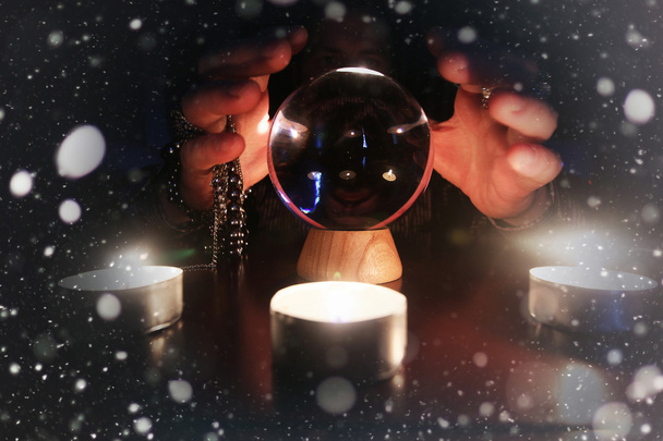 tovenaar overhandigt een transparante kristallen bol waarzeggerij voor toekomst - Foto, afbeelding