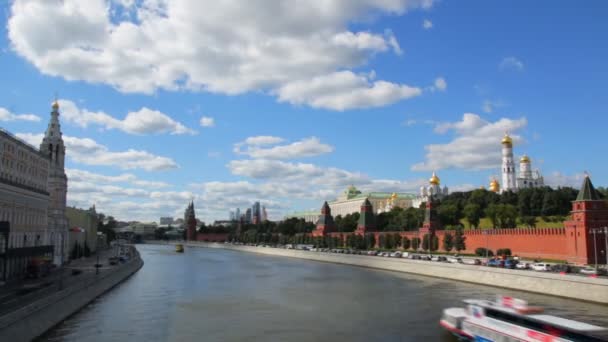 Kremlin van Moskou en embankment van de Moskou-rivier in een zonnige dag - Video