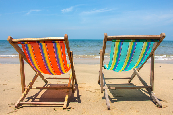 Liegestuhl, Liegestuhl am Strand bei Sonnenschein. - Foto, Bild