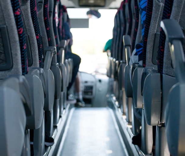 Vista desde el interior del autobús con los pasajeros. - Foto, Imagen