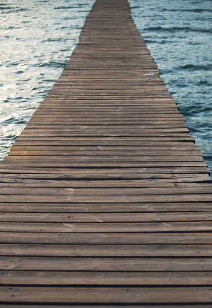 Oude houten pier die leidt naar de zee. - Foto, afbeelding