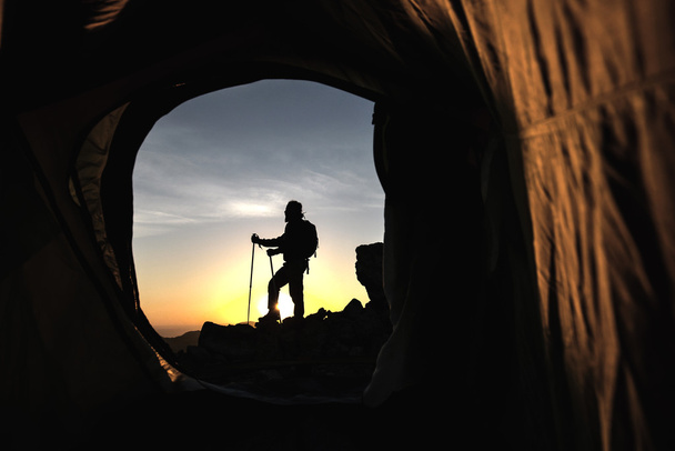 山と日の出のキャンプ - 写真・画像