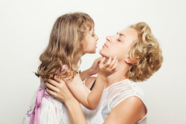 Madre e hija besándose
 - Foto, Imagen