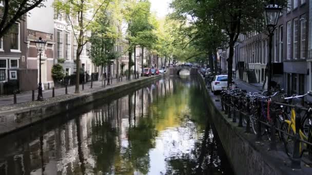 Вид на Амстердам: раннее утро, пасмурный день, Автумн - автомобили и велосипеды, припаркованные вдоль канала, деревья, отраженные в воде - Нидерланды
 - Кадры, видео