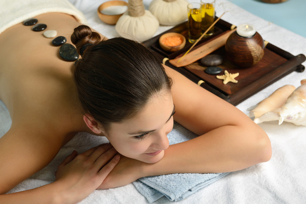 Mujer joven recibiendo masaje
 - Foto, imagen