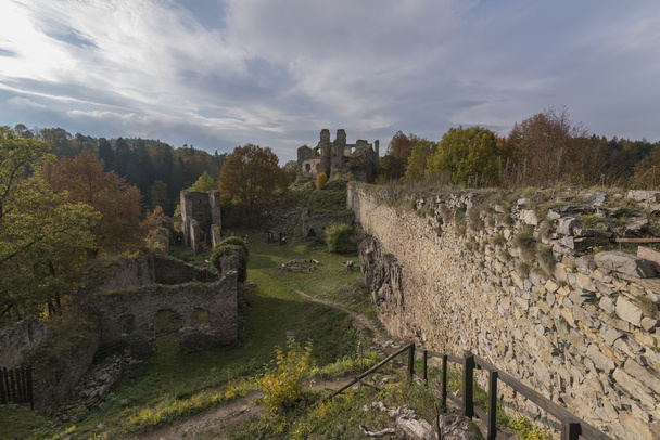 Burgruine im Herbst - Foto, Bild