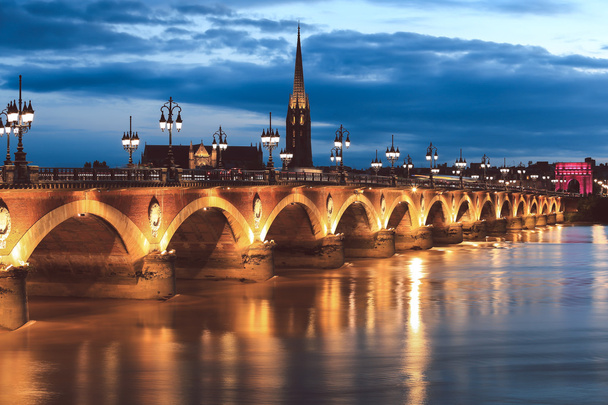 Most Pont de Pierre z katedry St Michel, Bordeaux, Francja - Zdjęcie, obraz