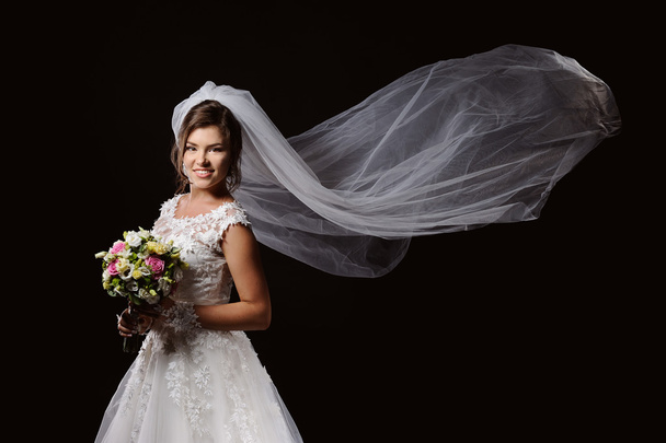 Young bride with bouquet - Foto, afbeelding