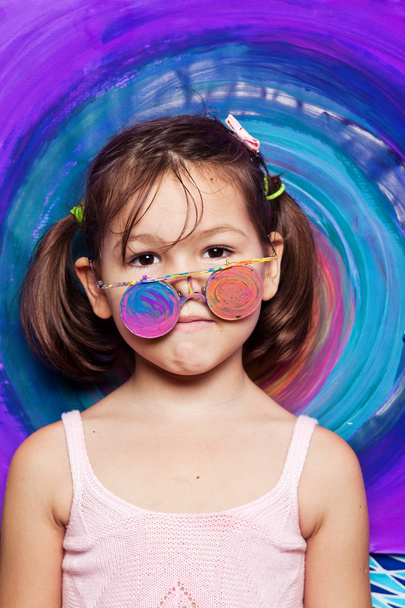 Маленька дівчинка з пофарбованими окулярами
 - Фото, зображення
