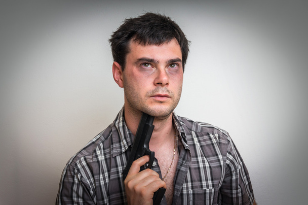 Uomo depressivo che cerca di suicidarsi con una pistola
 - Foto, immagini