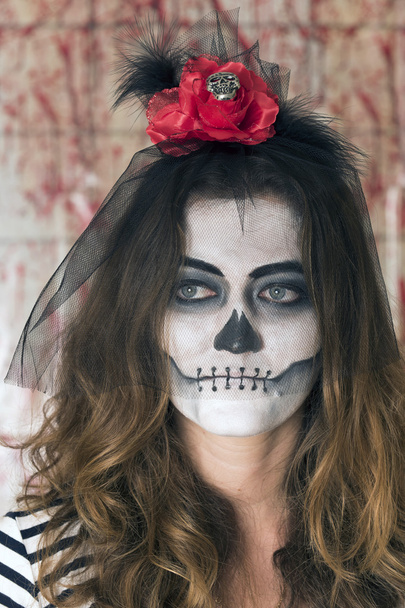 Fiatal lány készen áll, hogy megünnepeljük Halloween - Fotó, kép