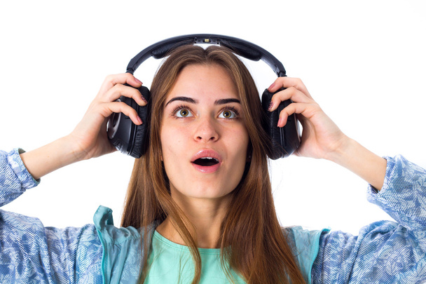Fiatal nő fülhallgatóban - Fotó, kép