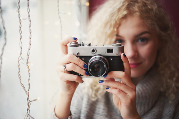 Fiatal szőke göndör Női pulóver régi film kamera - Fotó, kép