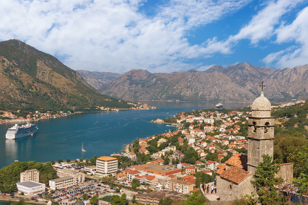 Vista da cidade de Kotor e da Baía Boka Kotorska. Montenegro
 - Foto, Imagem