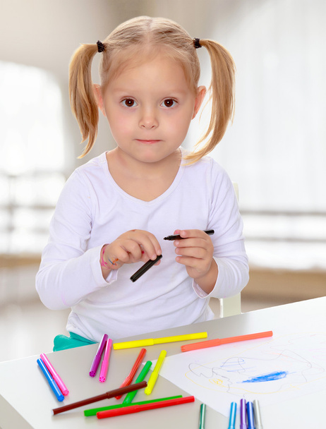 The girl draws with markers - Фото, зображення