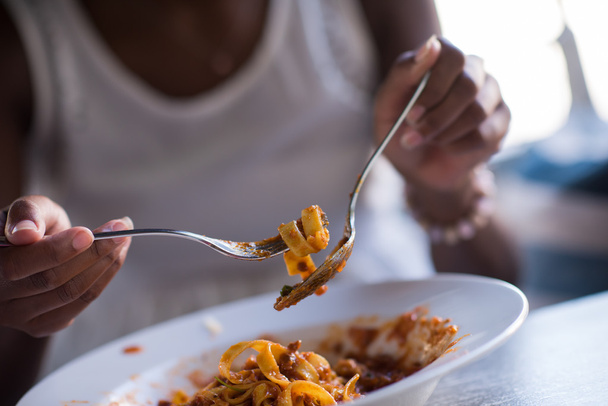 Afrikanische Amerikanerin isst Pasta - Foto, Bild