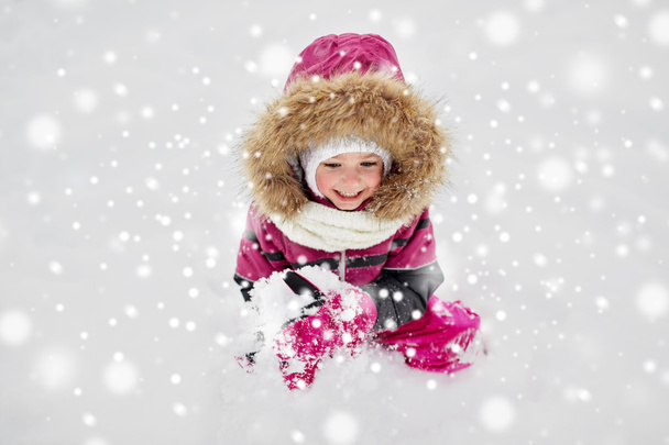 f happy little child or girl with snow in winter - Foto, Imagem