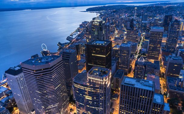 Centro de Seattle skyline por la noche
 - Foto, Imagen