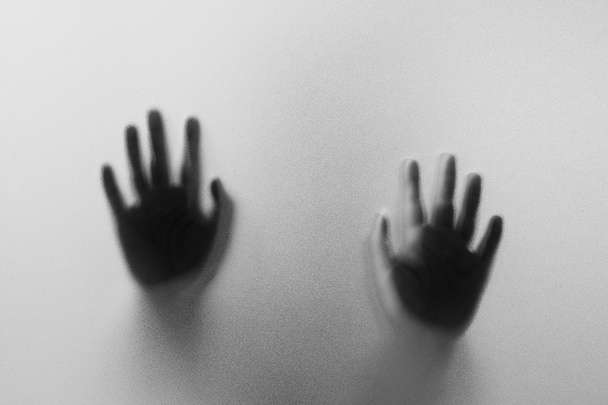 Σκιά τα χέρια του ο άνθρωπος πίσω από το παγωμένο γυαλί. Θολές χέρι δ - Φωτογραφία, εικόνα