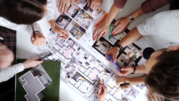 bedrijf, mensen, het platform en team work concept - close up van architecten team handen vinger blauwdruk aan office tafel 4k - Video