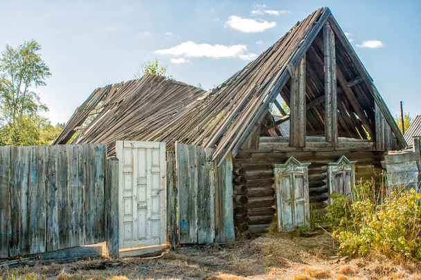 Старый заброшенный дом - Фото, изображение