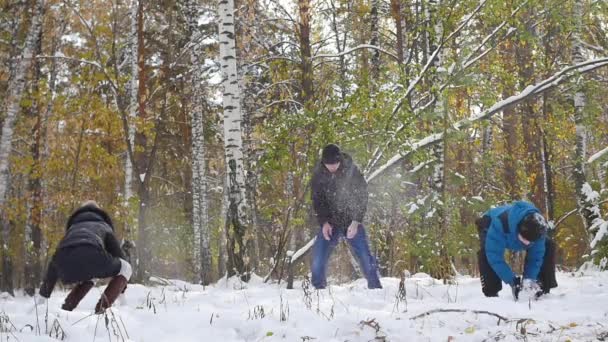 Rodzina gry przez rzucanie śnieżkami w winter Park - Materiał filmowy, wideo