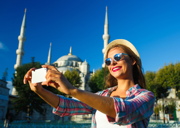 Chica haciendo selfie por el teléfono inteligente en el fondo de la Bl
 - Foto, imagen